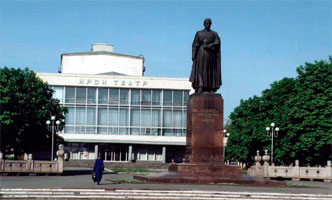 Памятник Коста Хетагурову, кинотеатр Ирон