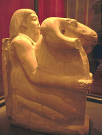 Статуя вельможи с реликварием Амона-Ра